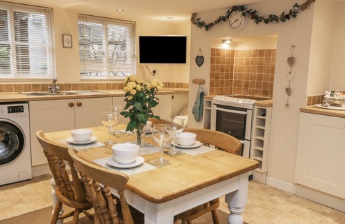 Whitby Apartment | ROBINS NEST, pet friendly, character holiday cottage in Whitby