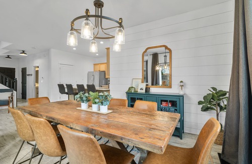 Old Farm District House | Rocca Way Getaway – Scenic 3 BDR w/Private Hot Tub, Min to Old Mill District!