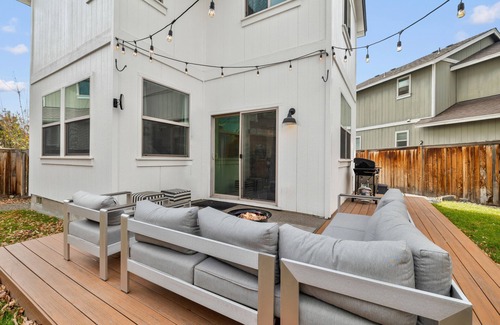 Old Farm District House | Rocca Way Getaway – Scenic 3 BDR w/Private Hot Tub, Min to Old Mill District!
