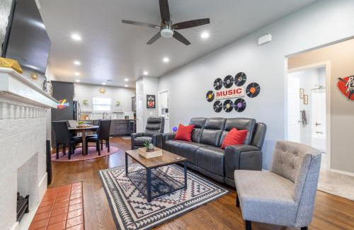 Chickasha House | Rock & Roll House, Fiber Internet, ROKU TV, Washer & Dryer, by DT Chickasha & Leg Lamp!