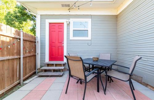 Chickasha House | Rock & Roll House, Fiber Internet, ROKU TV, Washer & Dryer, by DT Chickasha & Leg Lamp!