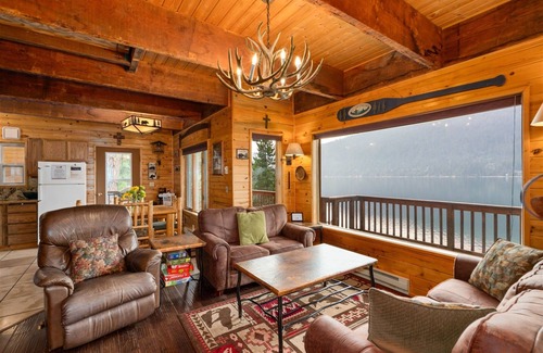 Leavenworth Cabin | Rogue Shores - Tranquil Lakefront Home