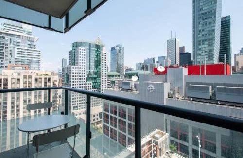 Toronto Entertainment District Hotel | Roland Stylish 1BR Suite on 21st Floor Nearest Intersection John St