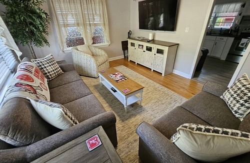 Northport House | Rolling with the Tide? Stay in newly renovated 3/2 home, just 3mi from Stadium!