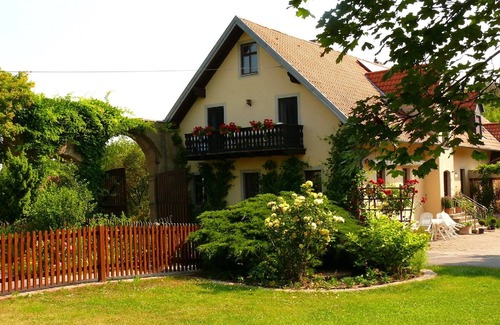 Sulzfeld Apartment | Rollstuhlfahrergeeignete 90qm Ferienwohnung mit Balkon und Terrasse, viele Freizeitangebote, kostenfreies WLAN