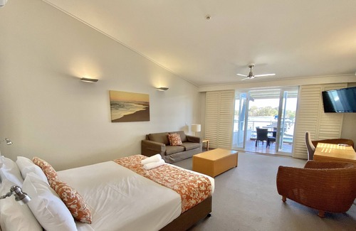 Gold Coast Apartment | ROMANTIC STUDIO APARTMENT – COURAN COVE - THE PERFECT ISLAND ESCAPE AWAITS YOU