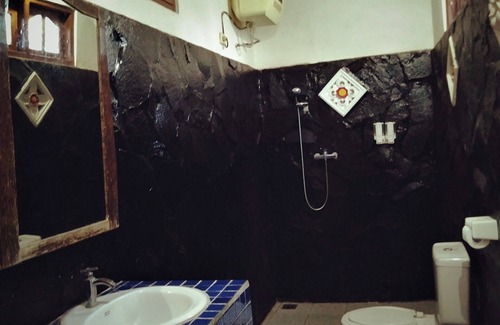 Tukad Mungga Bed & Breakfast | Romantic 4 post bed, fiber internet