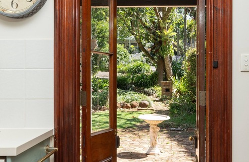 Eagle Heights Cottage | Romantic Cottage 250m to Gallery Walk