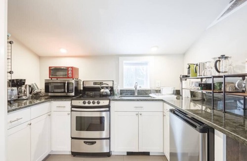 Lake Hill House | Romantic Cottage -Amazing Views -Spa -Woodstock NY