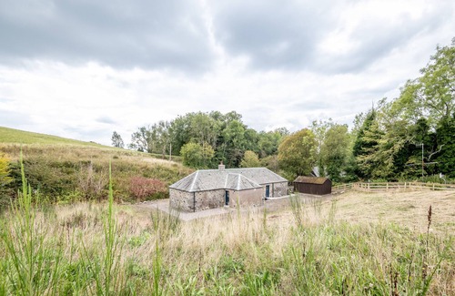 Monzie Cottage | Romantic cottage for two in Outlander location with historic castle tour