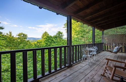 Sevierville Ski Chalet | Romantic + Cozy +Views Smokey Mountain & Hot Tub