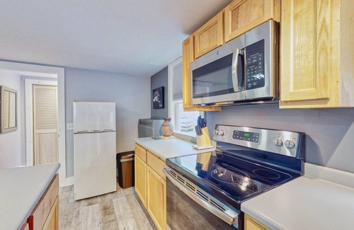 Manset Apartment | Romantic getaway for two with full kitchen - near lakes & parks