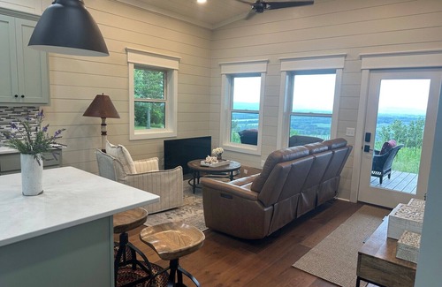 Pisgah Cottage | Romantic Getaway at Honeymoon Cottage