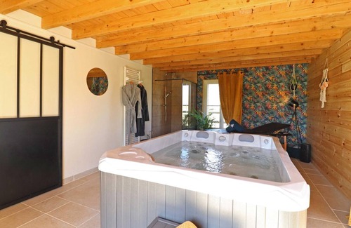 Le Sap Cottage | Romantic Hideaway with Spa, Massage Table, and Champagne in Norman Countryside
