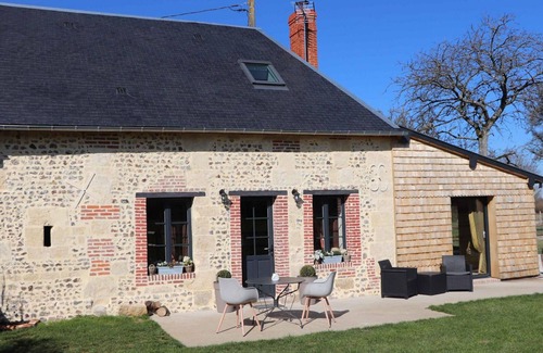Le Sap Cottage | Romantic Hideaway with Spa, Massage Table, and Champagne in Norman Countryside