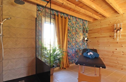 Le Sap Cottage | Romantic Hideaway with Spa, Massage Table, and Champagne in Norman Countryside