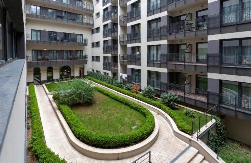 Erzsebetvaros Apartment | Romantic Home by Andrassy street with Garage and Rooftop Pool