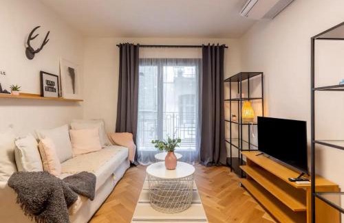 Erzsebetvaros Apartment | Romantic Home by Andrassy street with Garage and Rooftop Pool