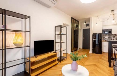 Erzsebetvaros Apartment | Romantic Home by Andrassy street with Garage and Rooftop Pool