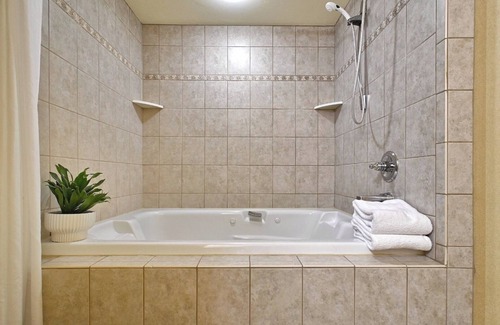 Pembine Hotel | Romantic Island Getaway! Pet-Friendly Unit w/Pool & Dining | Free Parking!