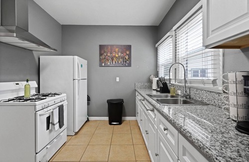 Alamitos Beach Apartment | Romantic Long Beach Escape : Fire Pit & Arcade Fun