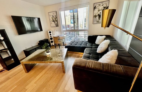 Los Angeles Condo | Romantic Luxury Condo w/Washer & Dryer