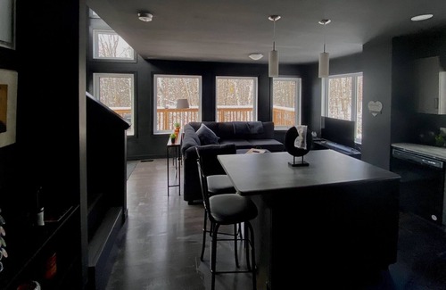 Lac du Bonnet Cabin | Romantic, Private Getaway, Tiny High-Rise cabin, Couples Retreat.