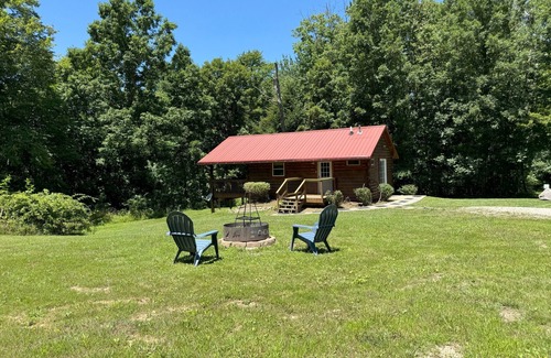 Logan Cabin | Romantic Prairie Rose Couples Cabin w/hot tub, forest views, near Hocking Hills
