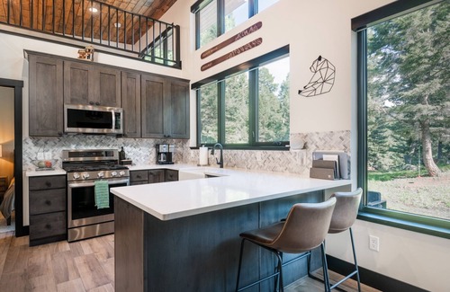 Philipsburg Cabin | Romantic Private Cabin for Couples! Ski, Hike, Relax, Hot Tub!