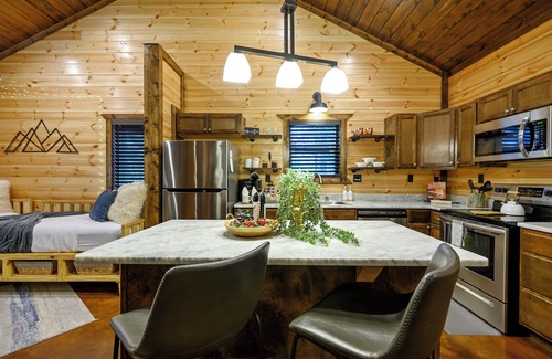 Broken Bow Cabin | Romantic Retreat Hot Tub Fire Pit S’mores & Firewood Incl Dog Friendly
