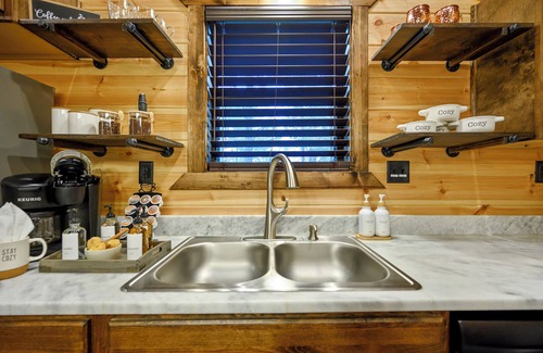 Broken Bow Cabin | Romantic Retreat Hot Tub Fire Pit S’mores & Firewood Incl Dog Friendly