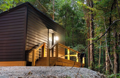 Omaha Cabin | Romantic retreat in the woods with hot tub!