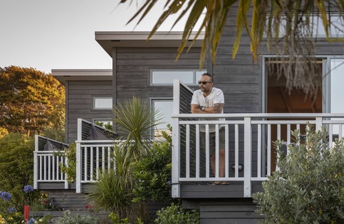 Oneroa Apartment | Romantic, Self-contained With Beautiful sea Views, Centrally Located