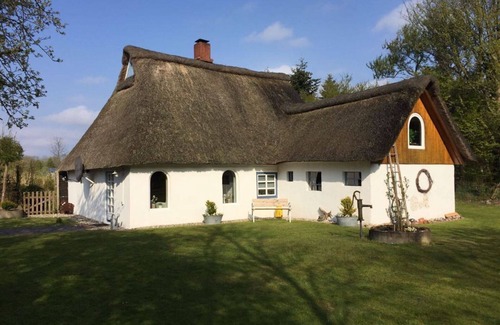 Rehm-Flehde-Bargen House | romantic thatched roof house with large garden