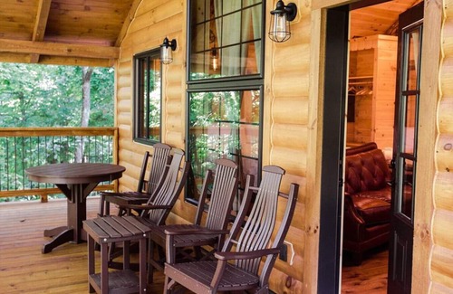 Millersburg Cabin | Romantic Treehouse Getaway with Breathtaking Views