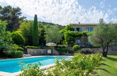 Saint-Saturnin-les-Apt House | Romantic Villa Set in Olive Grove with Pool, WiFi and AC in St Saturnin Les Apt