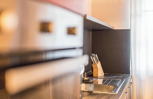 Desenzano del Garda Apartment | Romantically Furnished Holiday Apartment "Acero" with Wi-Fi, Shared Garden & Pool