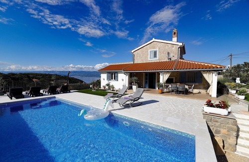 Vrbnik Villa | Romantische Steinvilla mit Pool,fantastische Lage,700 m vom Strand Entfernt