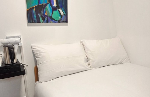 Warwick Hotel | ROMANY HOUSE HOTEL