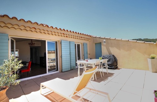 Le Beausset Apartment | Roof terrace apartment 117 m2 10 min drive from Bandol