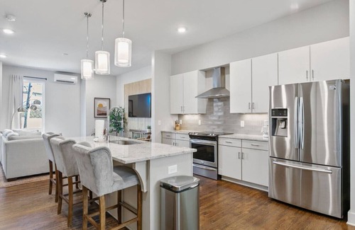 East Hill House | Rooftop Deck! Gorgeous Home, 3 Bdrs 3.5 Baths