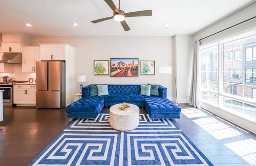 Castleberry Hill House | Rooftop/Skyline Views/Walk to Mercedes-Benz and enjoy some Free Fun for both Family and Adults