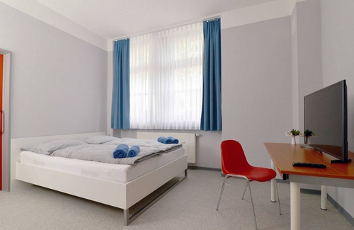 Guben Hostel | Room 18 (own shower and own WC), 8 persons - Hostel in Guben