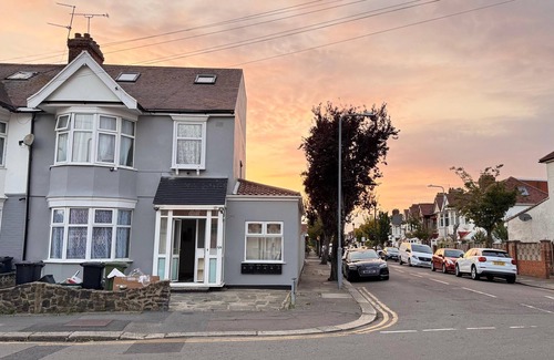 Redbridge House | Room 4: Stylish En-Suite Double Room, Ilford, Great Transport Links to London