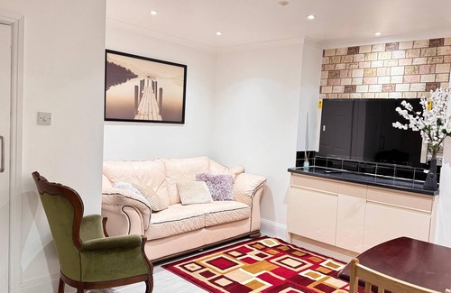 Redbridge House | Room 4: Stylish En-Suite Double Room, Ilford, Great Transport Links to London