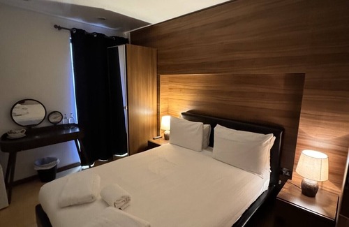 Bishopsgate House | Room 5 - Eames Suite at Room Home Stay