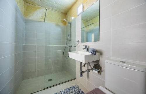 Gharb House | Room 8 - Couples room x 2 by Solea