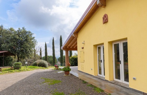 Massa Marittima Apartment | Room 'Camera 2' with Shared Pool, Shared Garden and Air Conditioning