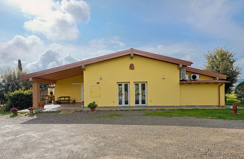 Massa Marittima Apartment | Room 'Camera 2' with Shared Pool, Shared Garden and Air Conditioning