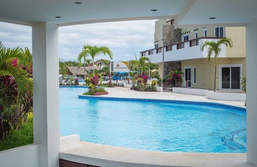 Dixon Cove Apartment | Room for 4 people with private beach access in Villas Las Palmas